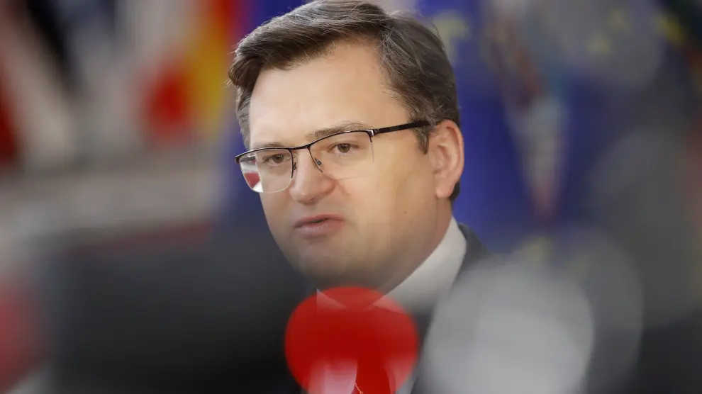 Kuleba, ministro de Exteriores ucraniano, ante la prensa este lunes en Bruselas