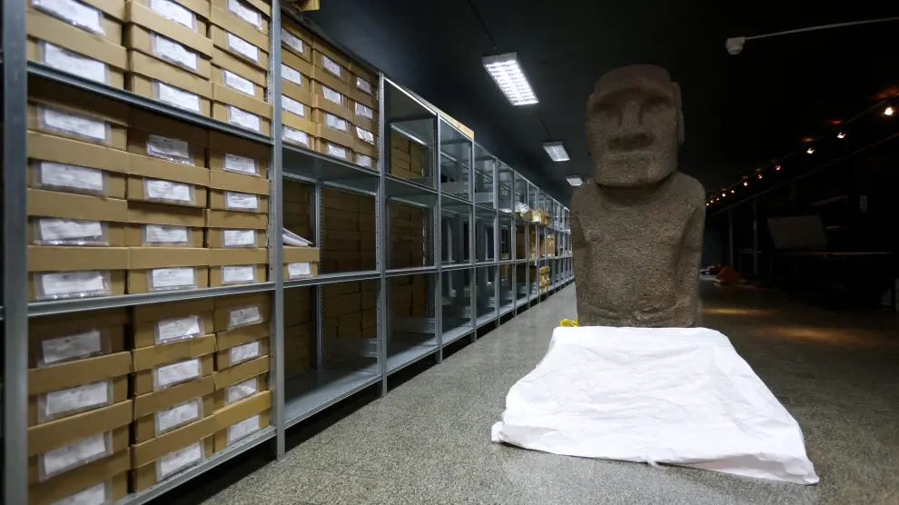 La estatua Moai durante el proceso de embalaje para ser trasladado