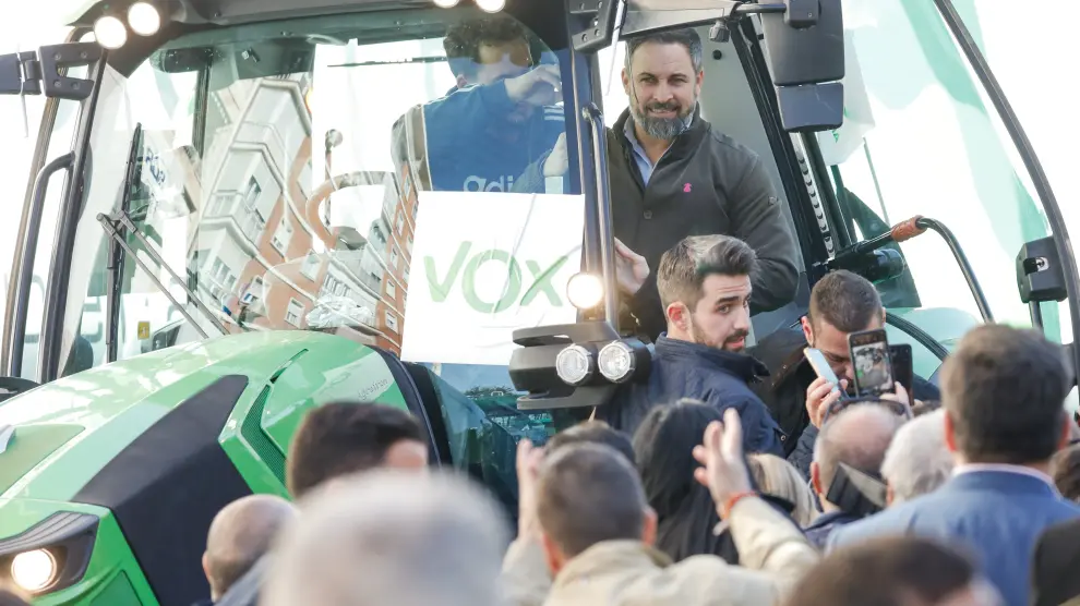 Santiago Abascal, subido a un tractor, participa en una movilización por las calles de Murcia para exigir futuro y respeto para el campo
