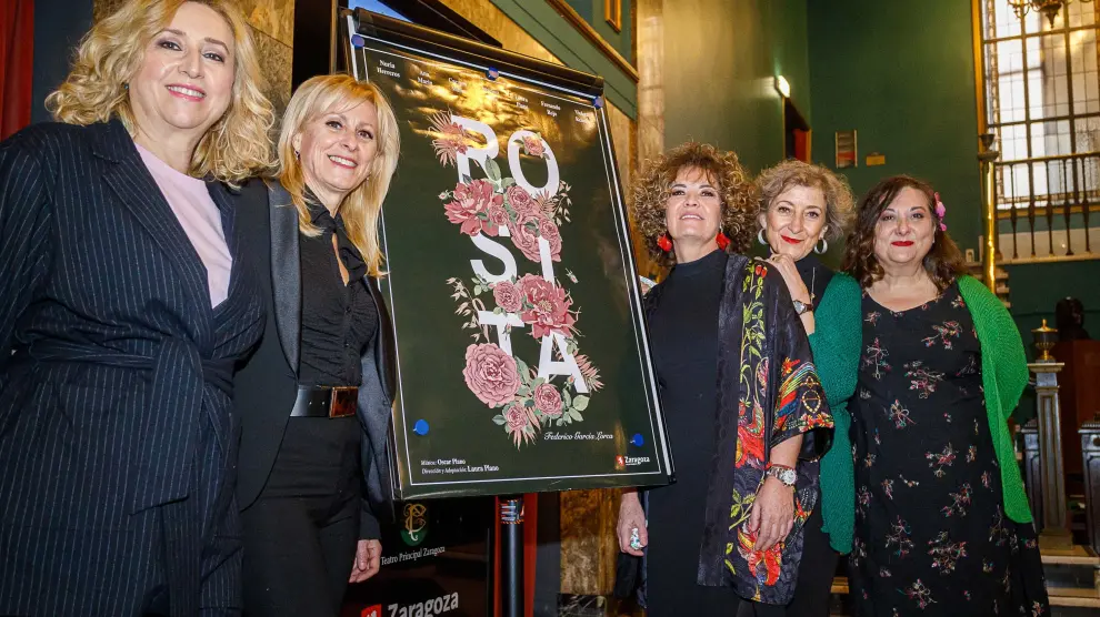 Cinco actrices de 'Rosita', junto al cartel de la obra, que se presenta en el Teatro del Mercado.