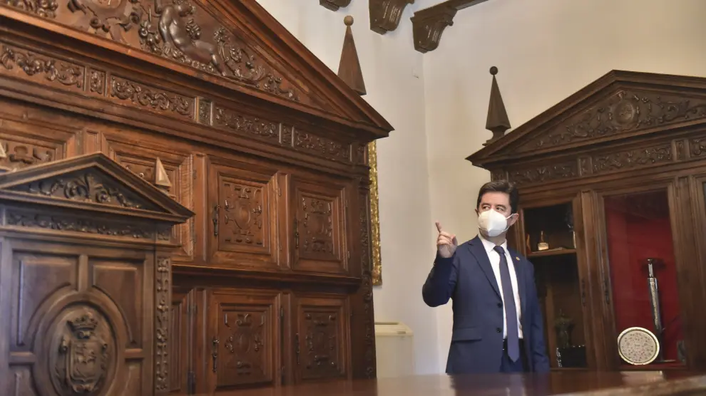 El valioso mueble de roble del siglo XVI colocado en el despacho noble del alcalde.