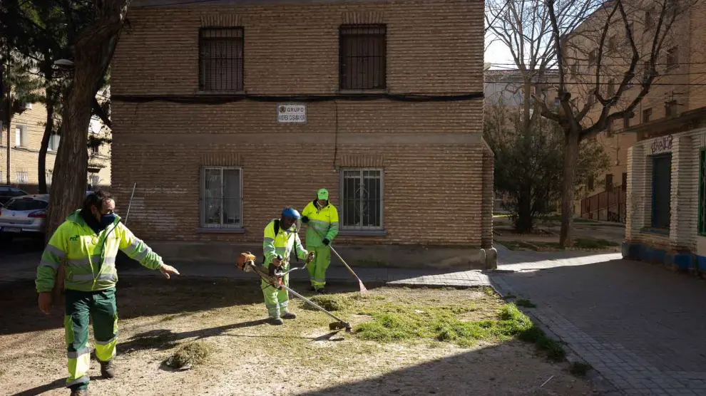 Trabajos de limpieza en Andrea Casamayor, en Las Fuentes, este martes.