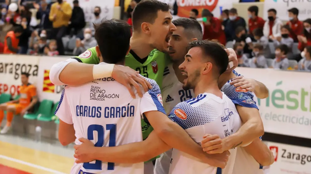 Los jugadores del Fútbol Emotion celebran la victoria ante el Burela
