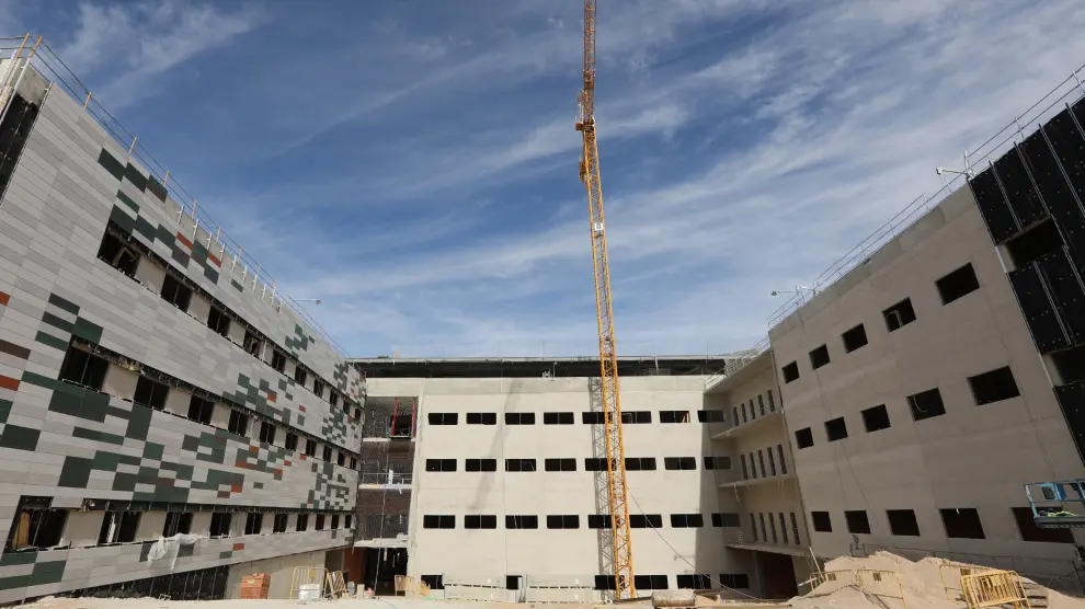En imágenes | Lambán visita las obras del futuro hospital de Teruel