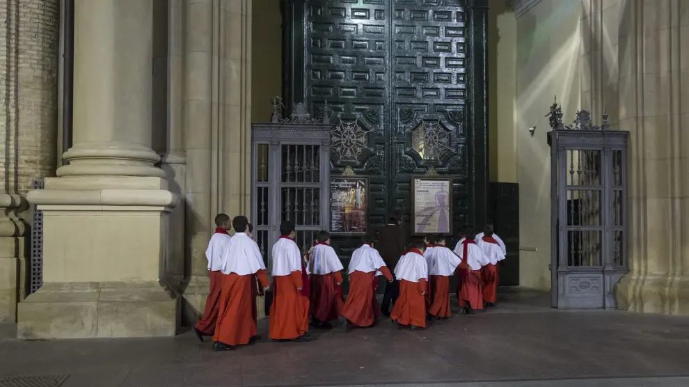 Los infanticos, dirigiéndose a participar en una celebración nocturna en la basílica del Pilar.