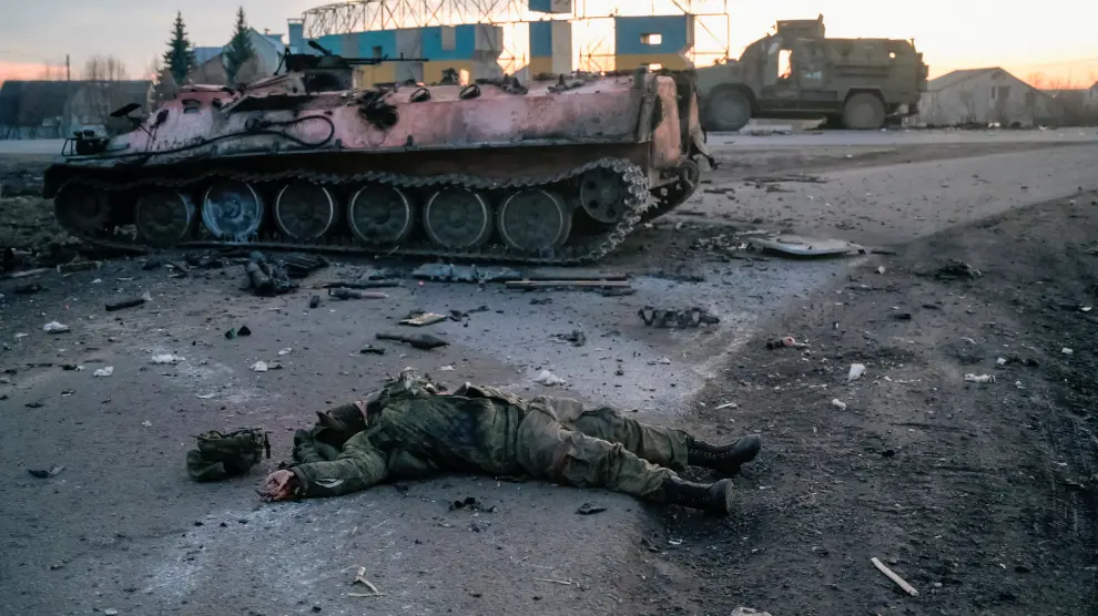 El cuerpo de un soldado junto a un tanque. El Ejército ucraniano asegura que es un militar ruso muerto en combate.