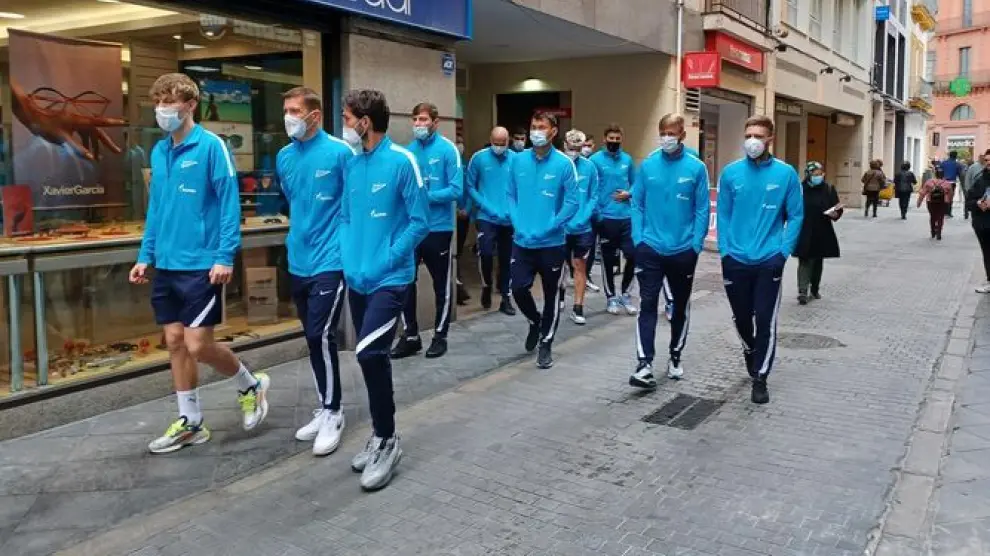 Jugadores del Zenit pasean por las calles de Sevilla.