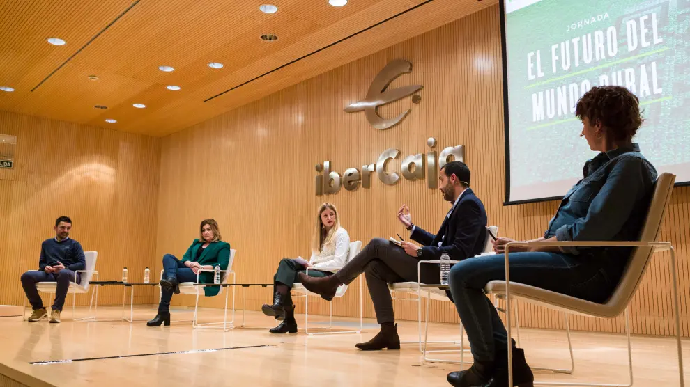 Los intervinientes durante un instante de la mesa debate celebrada el pasado miércoles en el Patio de la Infanta de Ibercaja.
