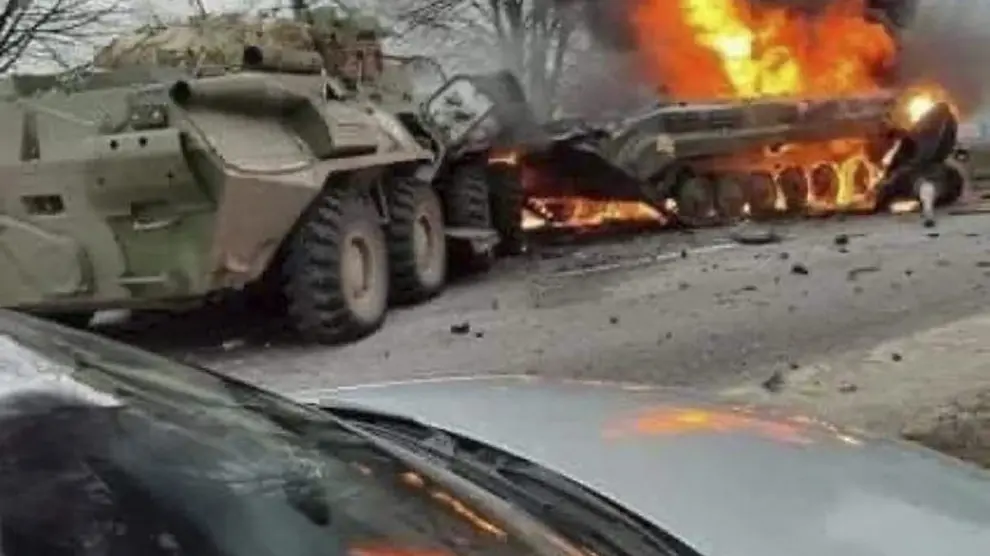 Un tanque ruso ardiendo