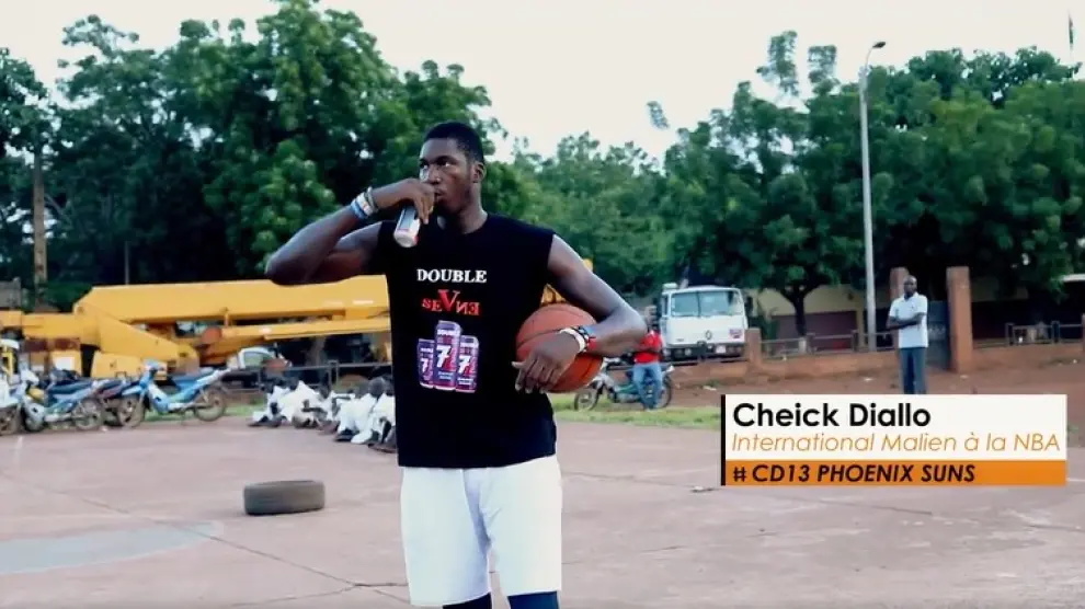 Cheick Diallo, jugador profesional de baloncesto, anuncia la bebida Double Seven.