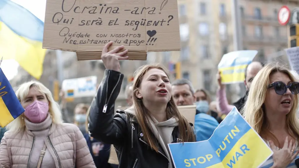 Manifestantes ucranianos frente a las oficinas de la UE en Barcelona con proclamas contra la guerra tras el inicio de la agresión militar a Ucrania ordenada por Vladímir Putin.