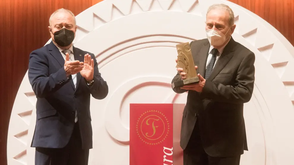Federico Fillat muestra el galardón Félix de Azara entregado por el presidente de la DPH, Miguel Gracia.