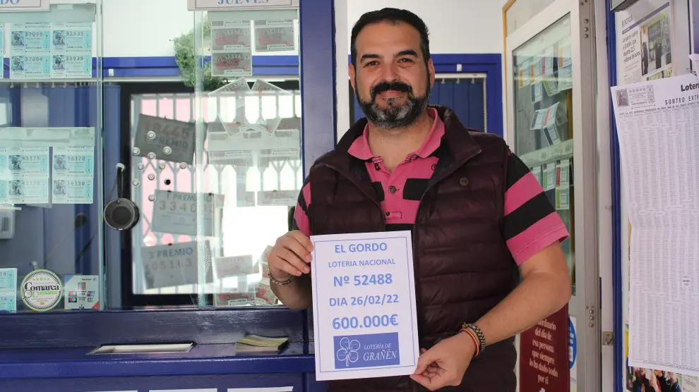 César Oriol, sonriente con el cartel del número afortunado