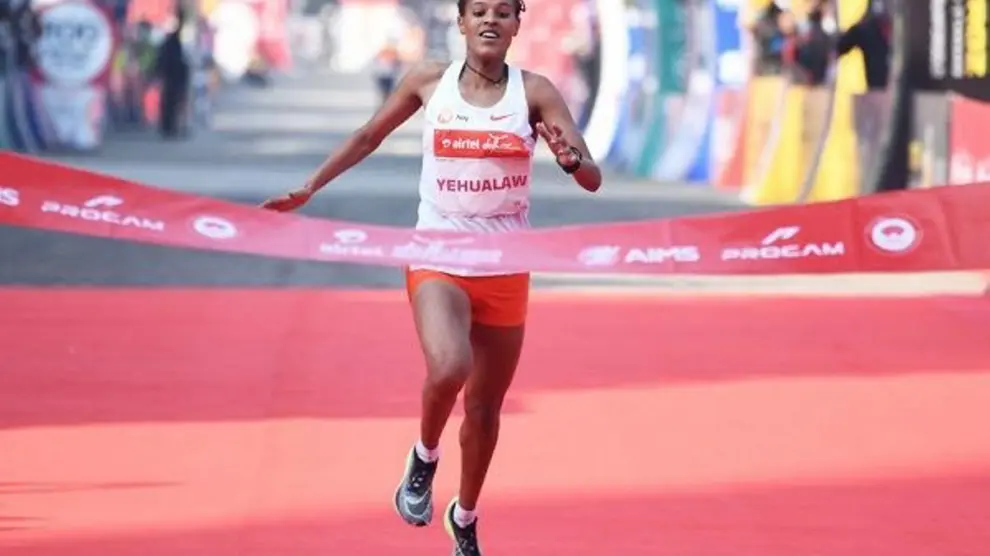 La etíope Yalemzerf Yehualaw, al cruzar la meta en Castellón.