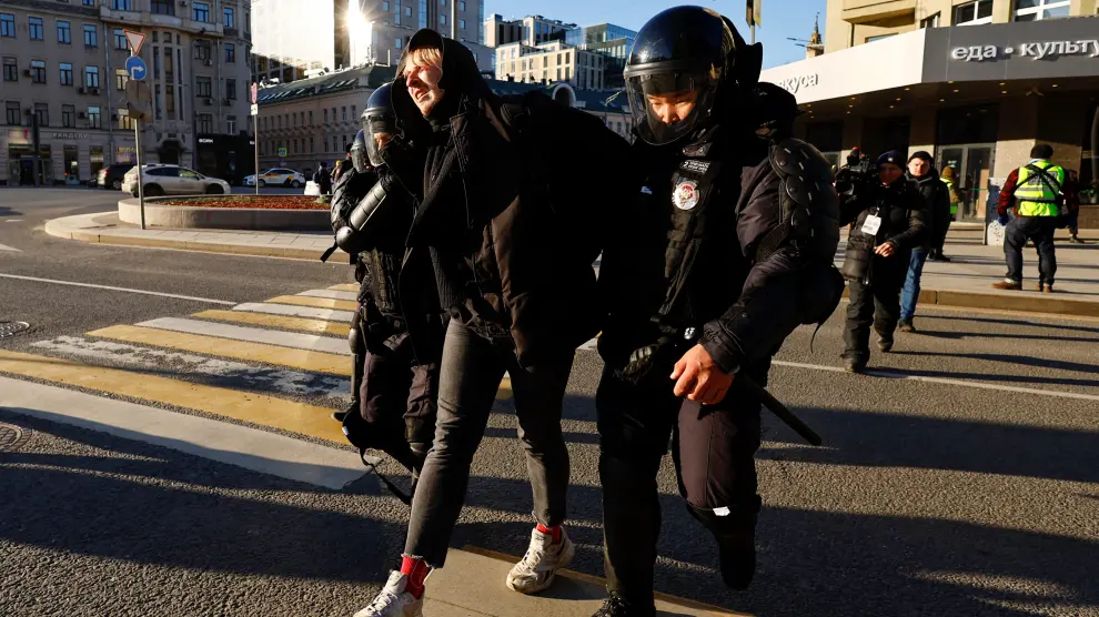 Un detenido en las protestas en Moscú contra la invasión de Ucrania.