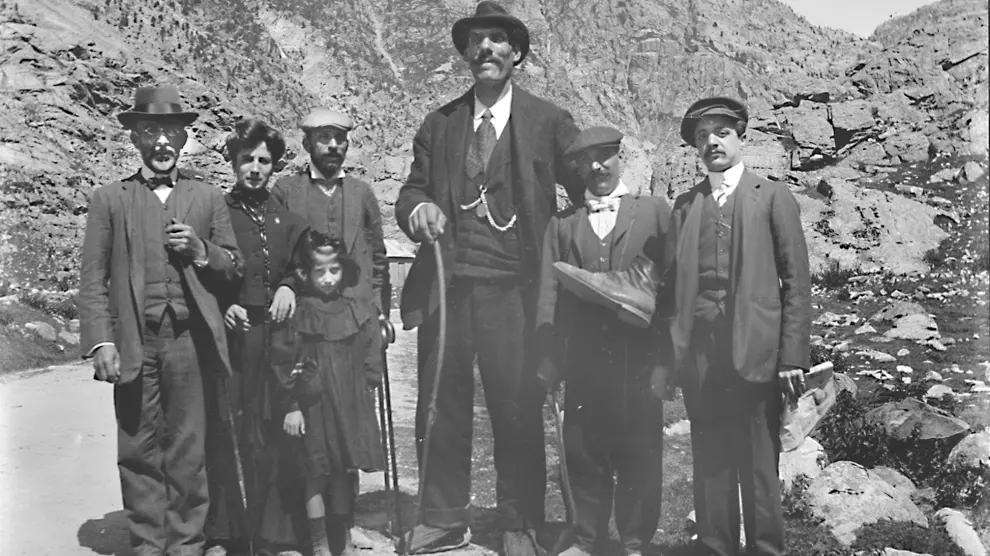Fermín Arrudi, entre sus familiares y sus vecinos en uno de sus regresos a Sallent en 1910.