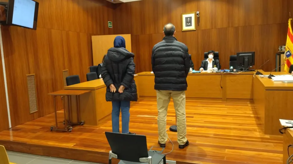 El acusado declaró ante el tribunal asistido por una intérprete de árabe.
