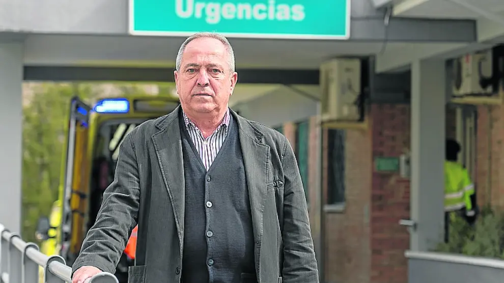 Luis Fernando Marín, a las puertas del centro de salud de Utrillas