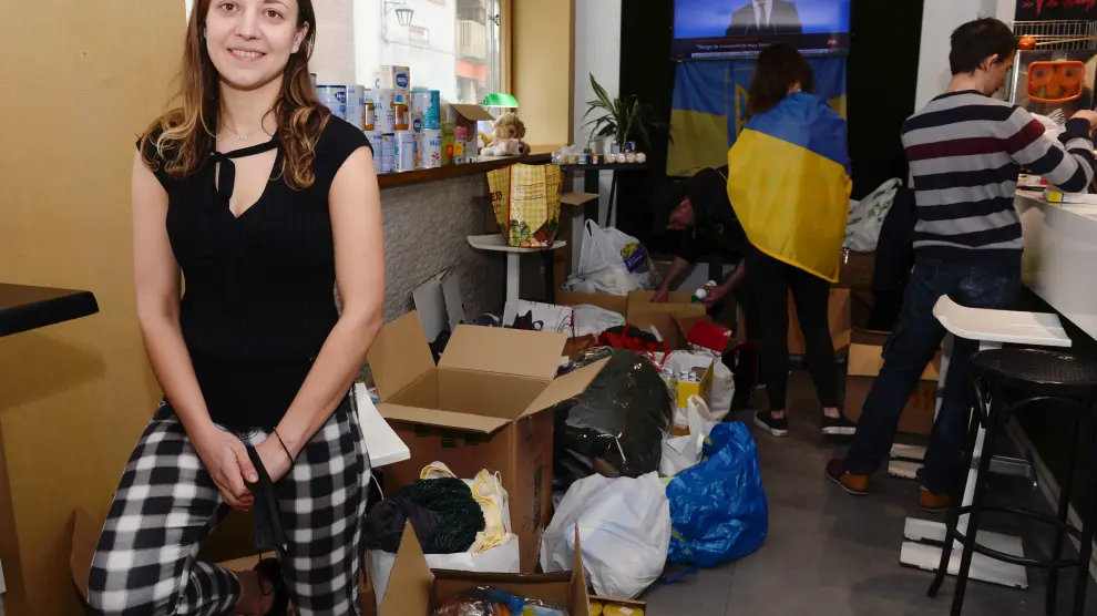 Anna Boryachenko, una ucraniana que lleva 20 años en España, recoge en su cafetería de Valladolid "cualquier cosa" que pueda ser de ayuda para Ucrania.