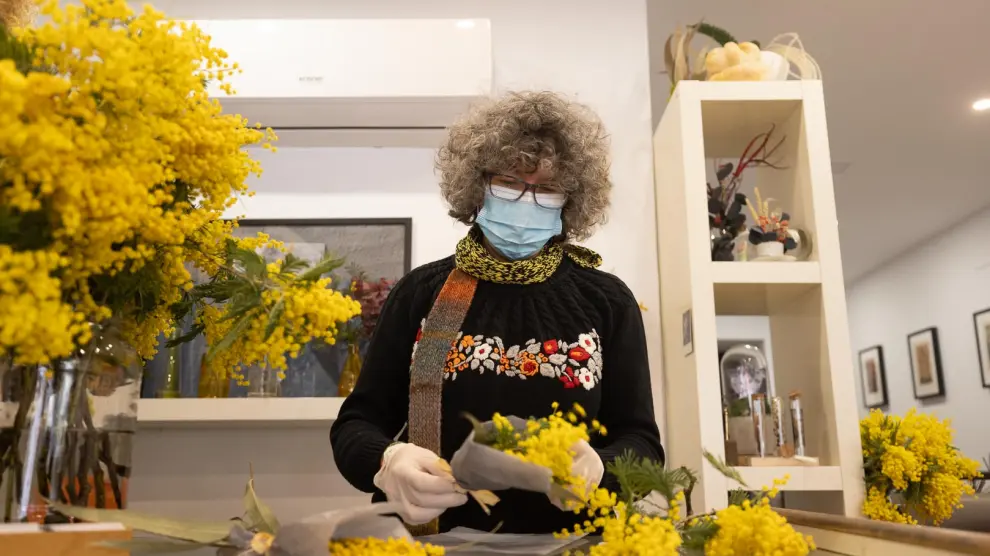 [[[PREVISIONES HA]]] fechaevento: 01/03/2022 fotografo: Jose Miguel Marco Villuendas tema: Ruth Albero, florista, hace unos ramilletes de mimosa por el 8M