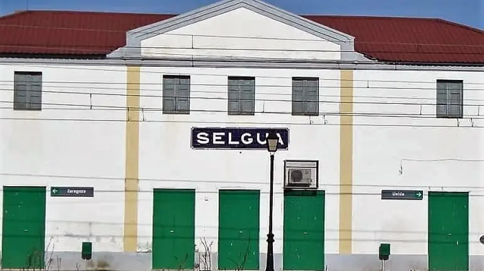 La parada para viajeros de la estación de Selgua, en la foto, quedó eliminada hace nueve años.