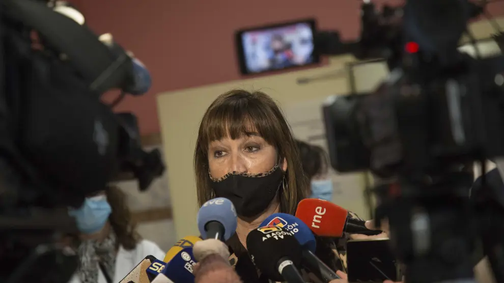 La consejera de Sanidad atiende a los medios en el Hospital Royo Villanova.