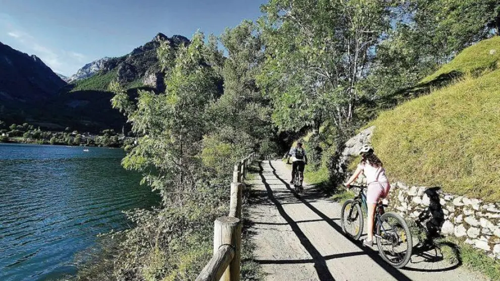Un paseo familiar en bicicleta por el lago de Eriste es una buena forma de pasar la mañana en el Valle de Benasque