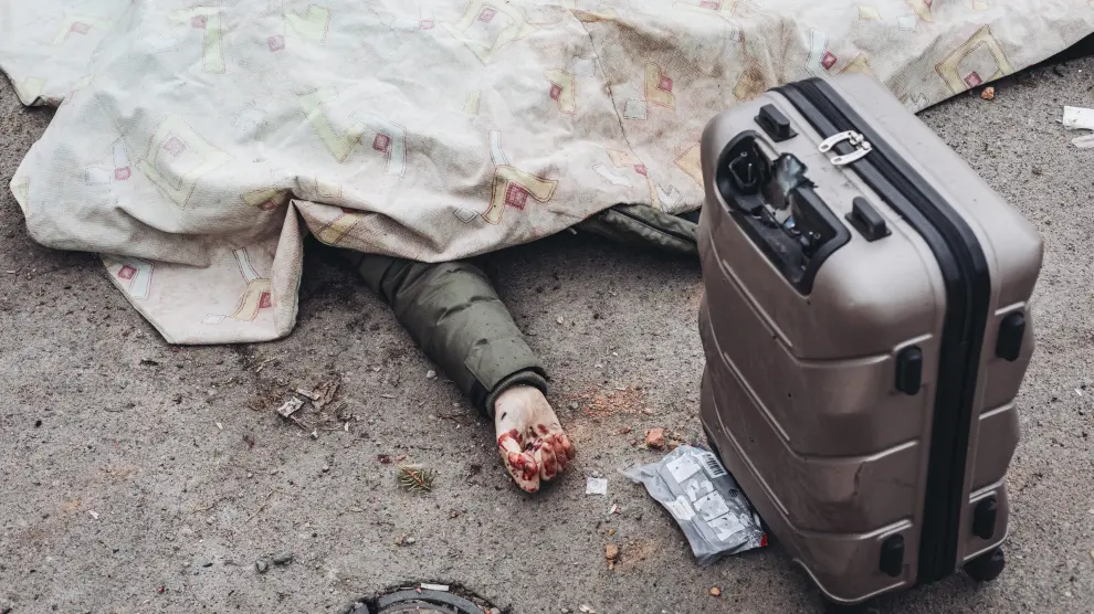 Personas yacen muertas en la ciudad ucraniana de Irpin.