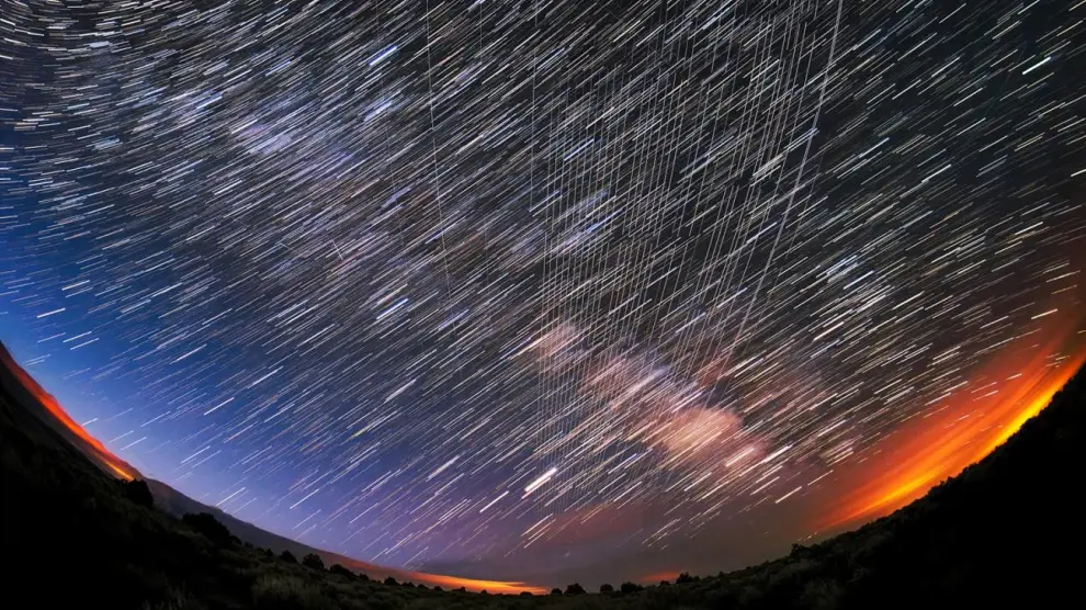 Satélites Starlink fotografiados junto a las estrellas en Nuevo México (EE. UU.) poco después de su lanzamiento.