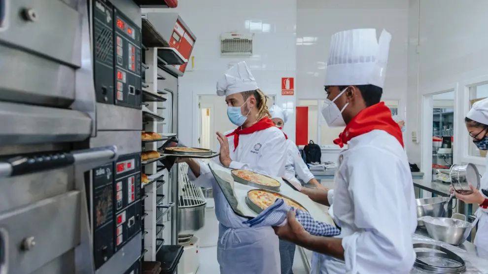 Los alumnos de la Escuela de Hostelería de Huesca, ultimando detalles para las Jornadas Gastronómicas.