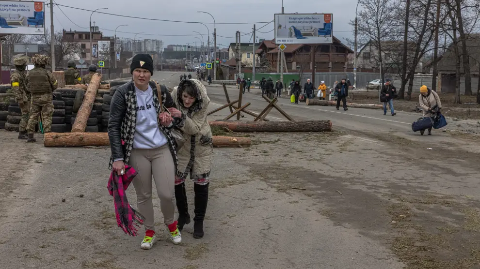 Dos mujeres huyen de la guerra en Irpin, en la región de Kiev.