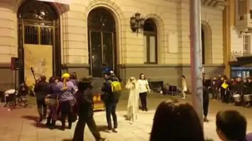 Una decena de jóvenes han protagonizado una 'performance' de Rigoberta Bandini y su himno 'Mama'  en la plaza España de Zaragoza.