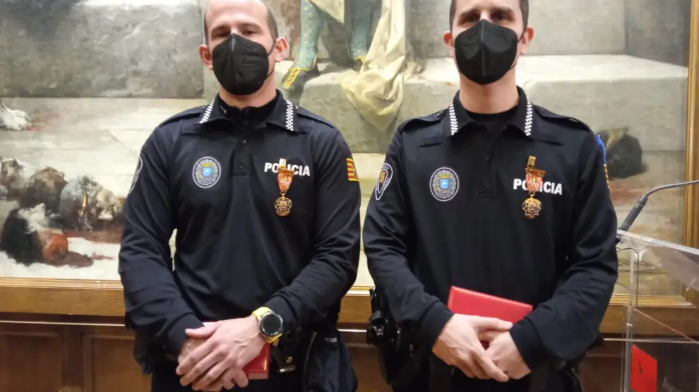 Los policías locales Javier Hernández Fumanal y Pablo Carrasco Sauqué han recibido una medalla por ayudar a salvar la vida a una persona en Huesca.
