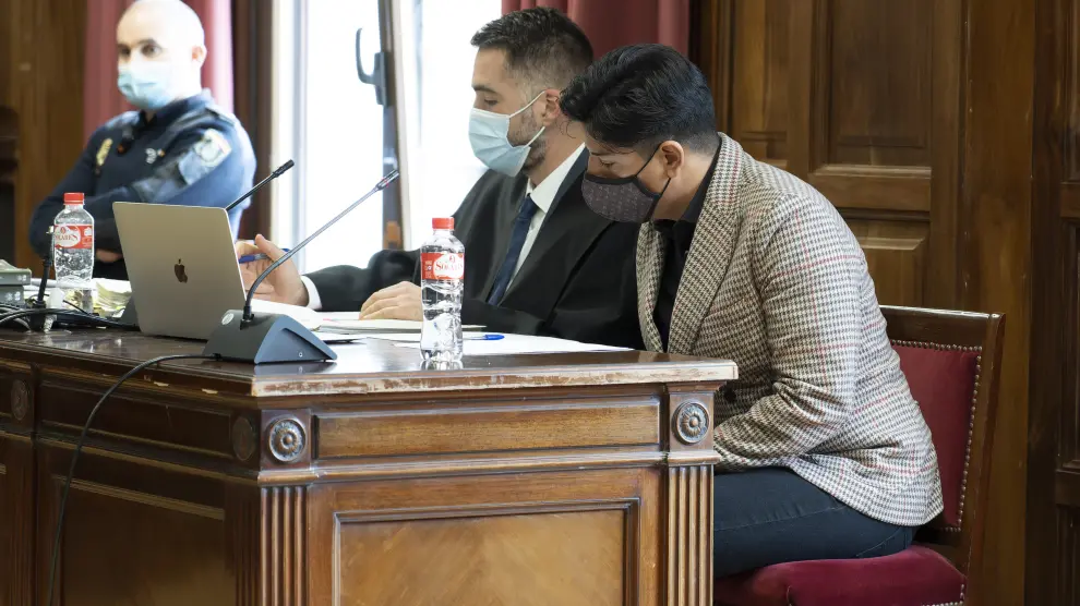 Jorge Manero, junto a su abogado, en la primera sesión del juicio, que se celebra en la Audiencia Provincial de Teruel.