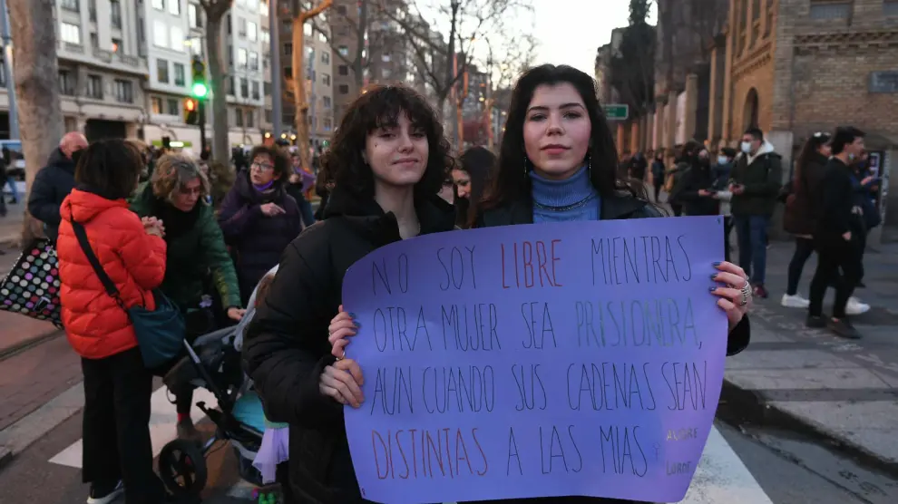 Iona Sagardia y Andrea Márquez con su pancarta en la protesta de este martes