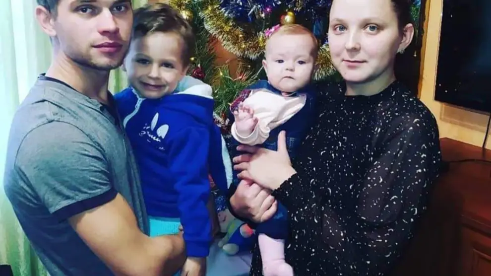 Kolia e Irina, con sus hijos Iván, de 5 años, y Ana, de solo 7 meses.