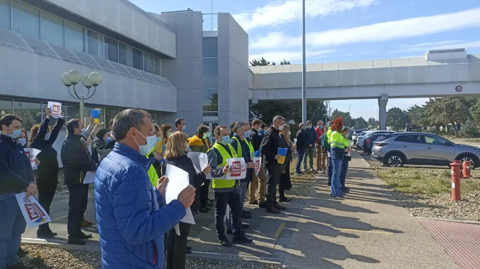 Algunos trabajadores y delegados de Opel han protagonizado hoy cinco minutos de silencio
