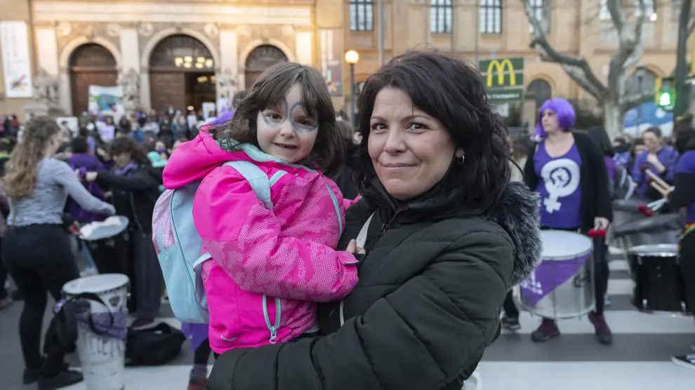 Vanesa Lázaro con su hija Ariadna asistieron a la marcha feminista que reunió a unas 6.000 personas