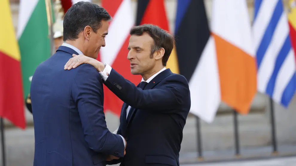 Bienvenida de Macron a Sánchez en el encuentro de jefes europeos en Versalles este jueves.