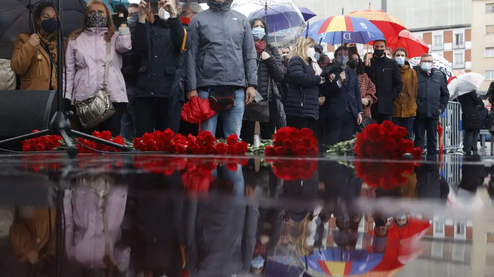 Los asistentes al acto de recuerdo de las víctimas del 11-M en la estación de Atocha en Madrid.
