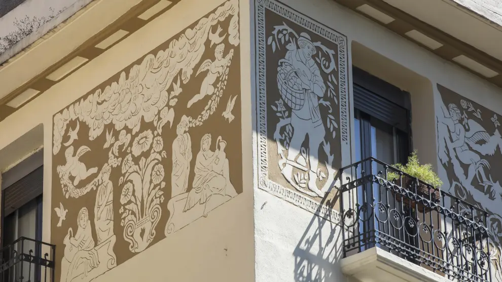 Detalle decorativo de un edificio del Coso Bajo.
