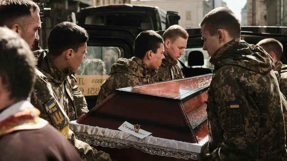 Funeral de tres soldados ucranianos caídos en combate en Leópolis.
