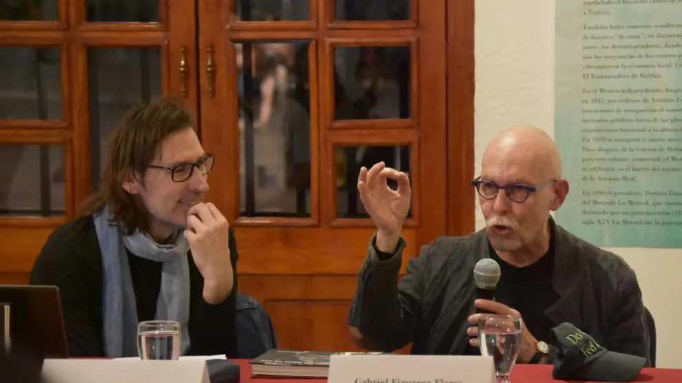 Miguel Sebastián con Gabriel Figueroa Jr. en la presentación del libro 'Buñuel. Una maleta sin viaje'.