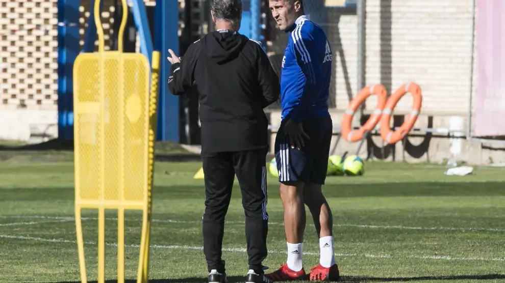 Jim charla a solas con Zapater en un entrenamiento en la Ciudad Deportiva.