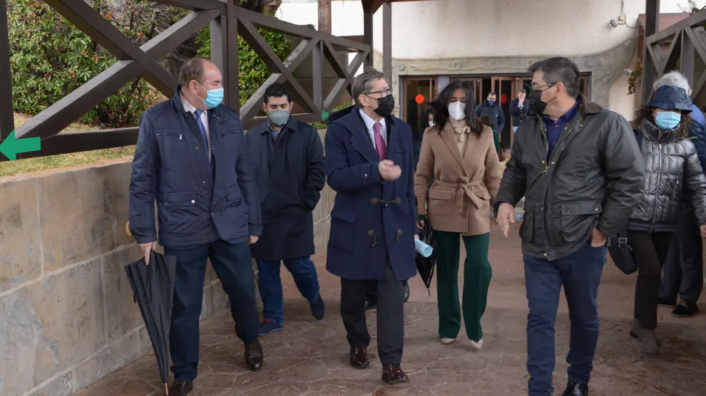 Visita del vicepresidente del Gobierno de Aragón, Arturo Aliaga, a Dinópolis en Teruel
