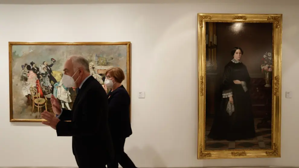 José Luis Rodrigo y Rosario Añaños, ante dos de los cuadros recién incorporados al Museo Goya de Fundación Ibercaja.