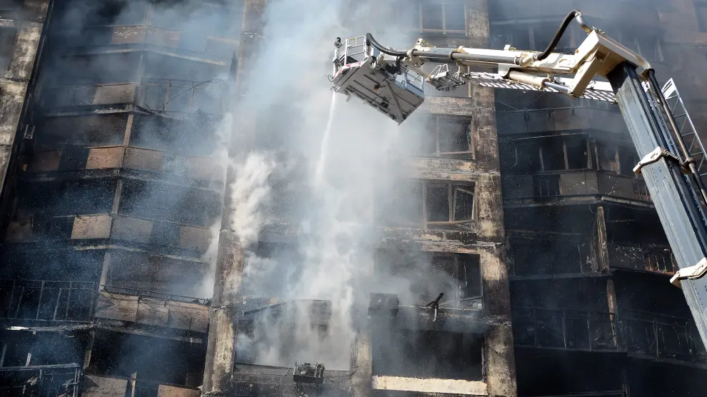 Bomberos apagan el incendio de un edificio destruido en Kiev