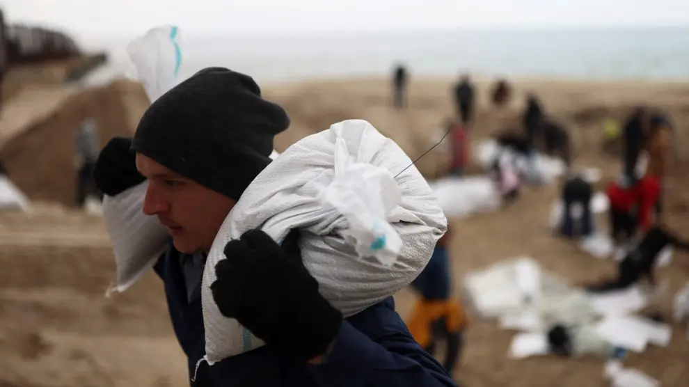 Habitantes de Odessa transportar sacos de arena para proteger su ciudad.