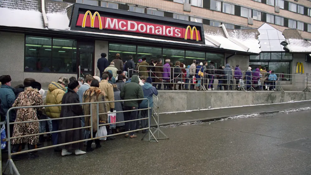 Un Mcdonalds de Moscú con una larga fila de público antes de que se cierre.