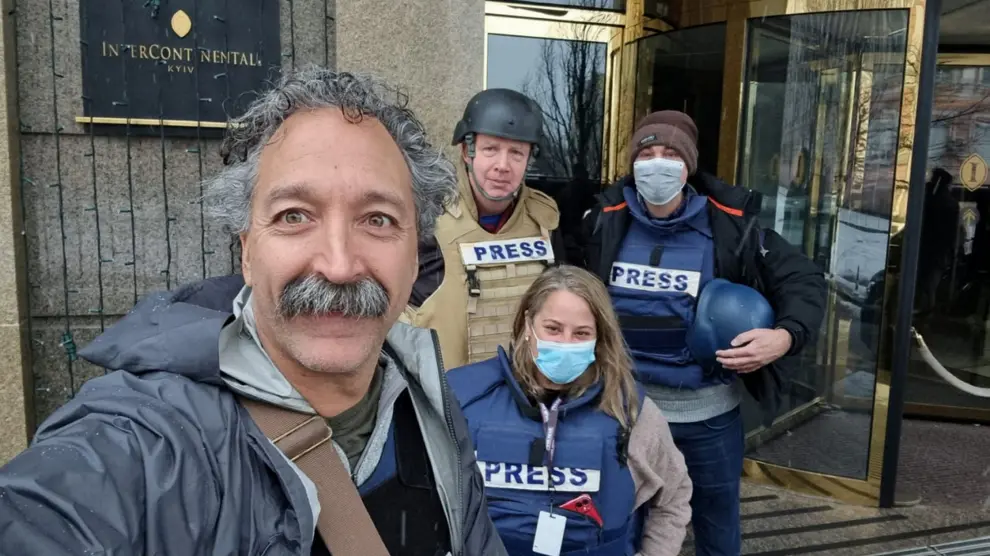 Pierre Zakrzewski posa con tres colegas de profesión en Kiev